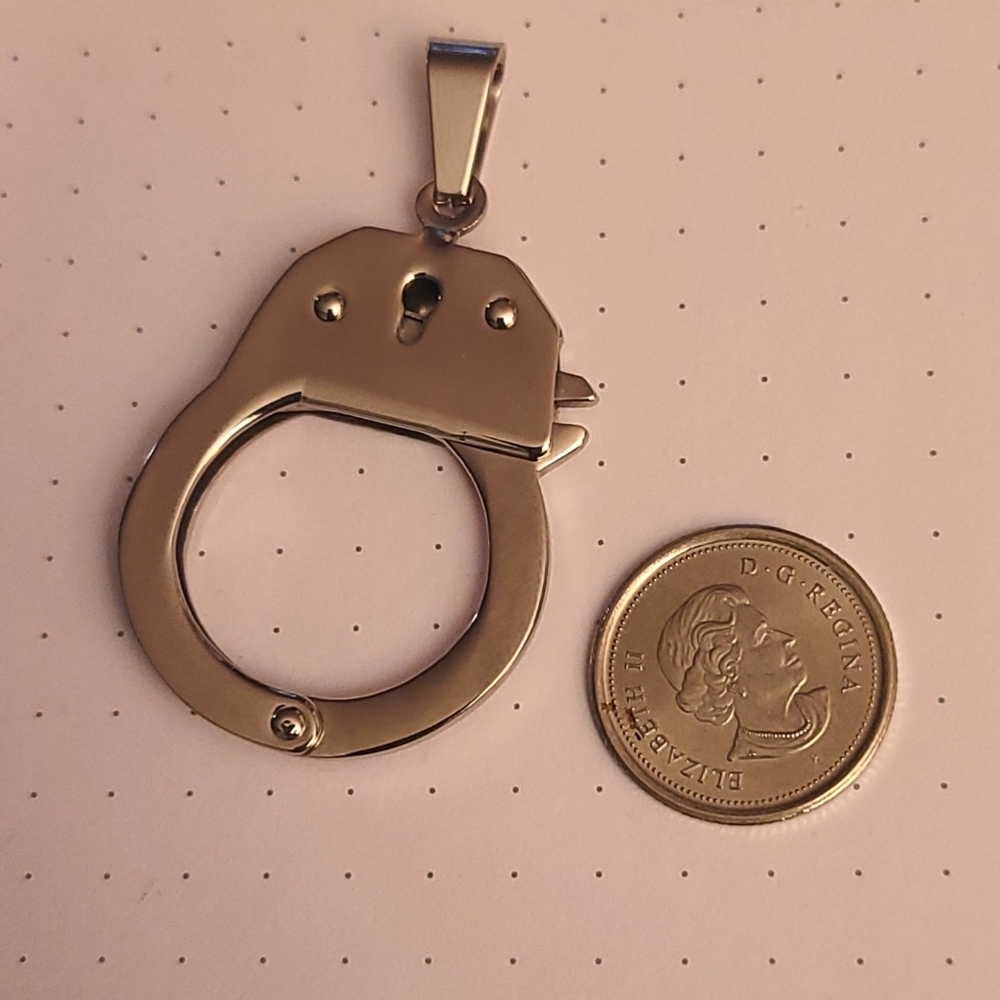 Tiny handcuff pendant - Picture 2 of 8